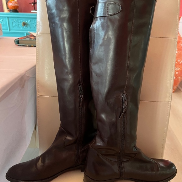 Stuart Weitzman - Picture 1 of 2